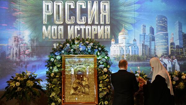 Патриарх Кирилл и президент Путин на открытии выставки Россия - моя история Патриарх Кирилл и президент Путин на открытии выставки Россия - моя история