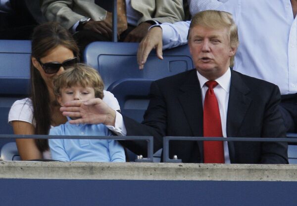 Дональд Трамп с сыном Барроном и супругой Меланьей на теннисном турнире US Open в Нью-Йорке, 8 сентября 2008 Дональд Трамп с сыном Барроном и супругой Меланьей на теннисном турнире US Open в Нью-Йорке, 8 сентября 2008