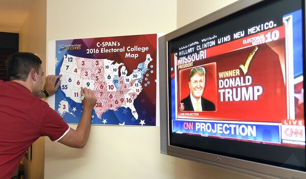 Мужчина следит за ходом голосования на выборах президента США Мужчина следит за ходом голосования на выборах президента США