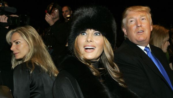 Мелания и Дональд Трамп перед презентацией коллекции Michael Kors во время Недели моды в Нью-Йорке. 2007 год Мелания и Дональд Трамп перед презентацией коллекции Michael Kors во время Недели моды в Нью-Йорке. 2007 год