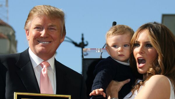 Дональд Трамп, его жена Меланья и сын во время открытия звезды Дональда Трампа на аллее славы в Голливуде, США. 2007 год Дональд Трамп, его жена Меланья и сын во время открытия звезды Дональда Трампа на аллее славы в Голливуде, США. 2007 год