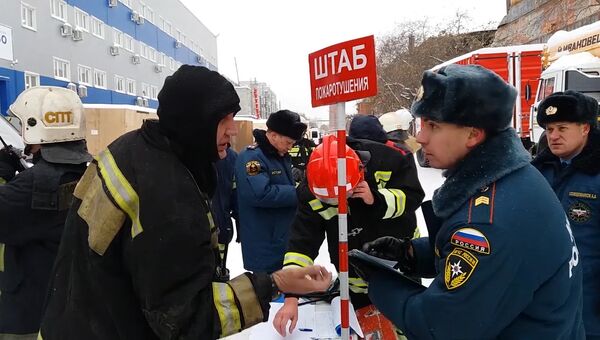 Сотрудники МЧС на месте обрушения кровли на заводе имени Клинина в Екатеринбурге Сотрудники МЧС на месте обрушения кровли на заводе имени Клинина в Екатеринбурге