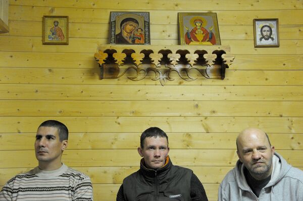 Пациенты реабилитационного центра Сологубовка Тихвинской епархии Русской православной церкви Пациенты реабилитационного центра Сологубовка Тихвинской епархии Русской православной церкви