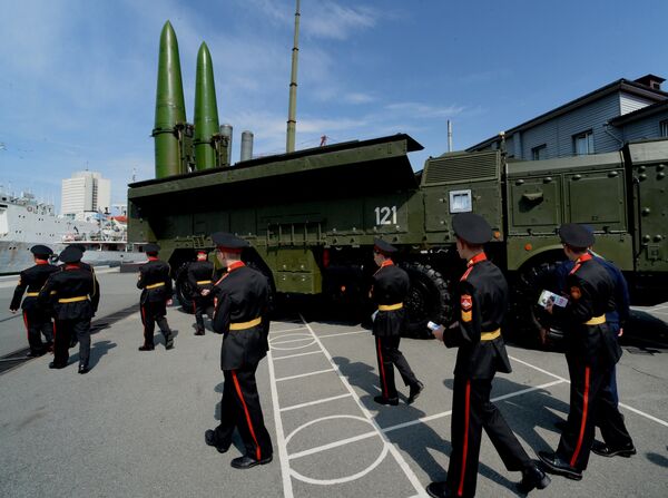 Воспитанники Уссурийского суворовского военного училища осматривают ракетный комплекс Искандер-М Воспитанники Уссурийского суворовского военного училища осматривают ракетный комплекс Искандер-М
