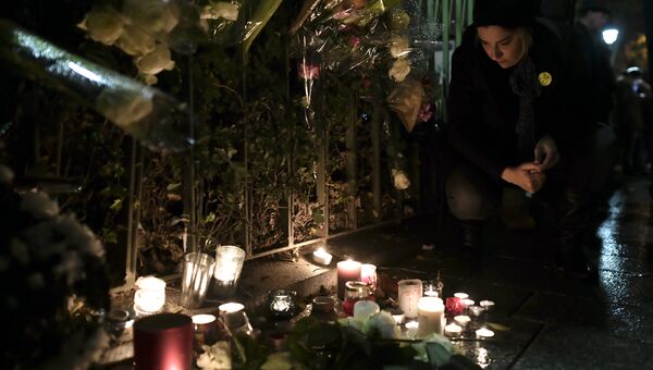 Свечи и цветы у клуба Батаклан перед концертом Стинга. 12 ноября 2016 год Свечи и цветы у клуба Батаклан перед концертом Стинга. 12 ноября 2016 год