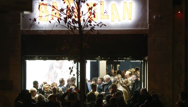 Люди покидают Bataclan после концерта Стинга Люди покидают Bataclan после концерта Стинга