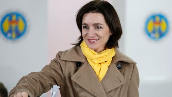 Майя Санду голосует на втором туре выборов президента Молдавии Майя Санду голосует на втором туре выборов президента Молдавии