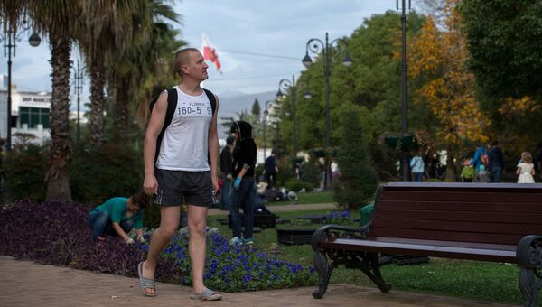 Пешеход на улице Навагинская в центре Сочи Пешеход на улице Навагинская в центре Сочи