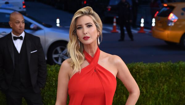 Иванка Трамп перед началом Costume Institute Benefit Gala в Метрополитен-музее в Нью-Йорке. Май 2016 года Иванка Трамп перед началом Costume Institute Benefit Gala в Метрополитен-музее в Нью-Йорке. Май 2016 года