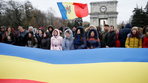 Люди принимают участие в митинге против избранного президента Игоря Додона в Кишиневе, Молдова, 14 ноября 2016 Люди принимают участие в митинге против избранного президента Игоря Додона в Кишиневе, Молдова, 14 ноября 2016