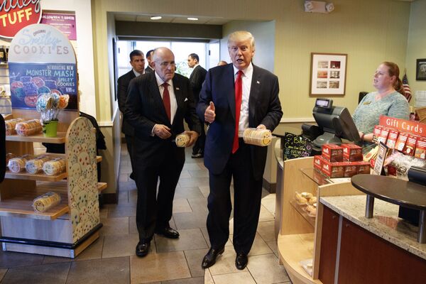 Рудольф Джулиани и Дональд Трамп в продуктовом магазине. 10 октября 2016 года Рудольф Джулиани и Дональд Трамп в продуктовом магазине. 10 октября 2016 года