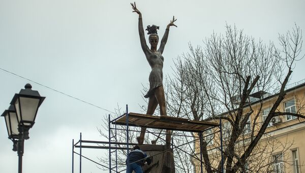 Установка памятника балерине Майе Плисецкой в образе Кармен на улице Большая Дмитровка в Москве. 16 ноября 2016 Установка памятника балерине Майе Плисецкой в образе Кармен на улице Большая Дмитровка в Москве. 16 ноября 2016