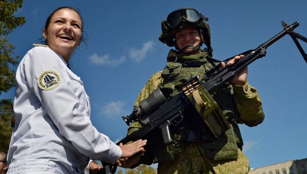 Морской пехотинец на выставке вооружений и спецоборудования во Владивостоке Морской пехотинец на выставке вооружений и спецоборудования во Владивостоке