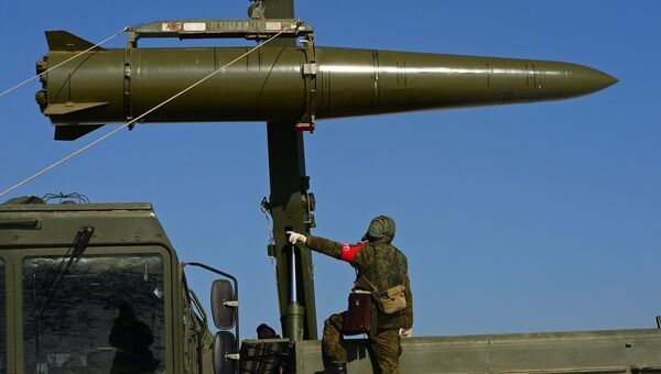 Загрузка ракеты на самоходную пусковую установку ракетного комплекса Искандер-М. Архивное фото Загрузка ракеты на самоходную пусковую установку ракетного комплекса Искандер-М. Архивное фото