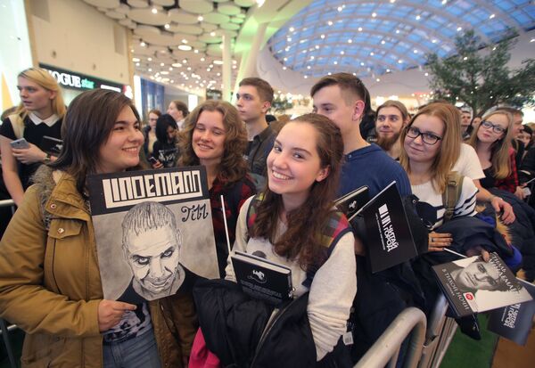 Презентация книги солиста группы Rammstein Тилля Линдеманна В тихой ночи. Лирика в торговом центре Колумбус в Москве Презентация книги солиста группы Rammstein Тилля Линдеманна В тихой ночи. Лирика в торговом центре Колумбус в Москве