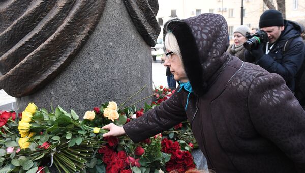 Жители Москвы возлагают цветы к памятнику балерине Майе Плисецкой на улице Большая Дмитровка Жители Москвы возлагают цветы к памятнику балерине Майе Плисецкой на улице Большая Дмитровка