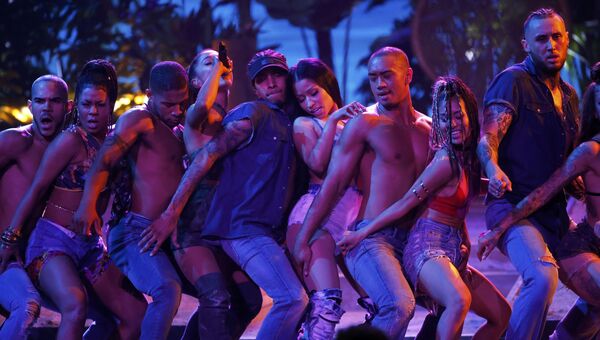 Выступление певиц Арианы Гранде и Ники Минаж на American Music Awards, 20 ноября 2016 Выступление певиц Арианы Гранде и Ники Минаж на American Music Awards, 20 ноября 2016