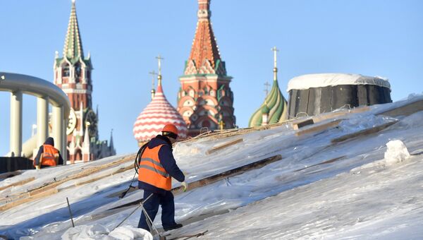 Рабочий на строительстве парка Зарядье в Москве Рабочий на строительстве парка Зарядье в Москве