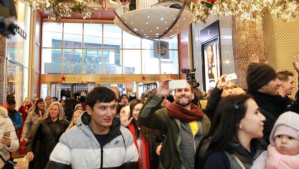 Покупатели в универмаге Macy's во время распродажи в Черную пятницу в Нью-Йорке, США Покупатели в универмаге Macy's во время распродажи в Черную пятницу в Нью-Йорке, США