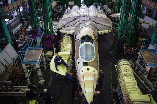Сотрудники ПАО Компания Сухой Объединенной авиастроительной корпорации в одном из цехов по сборке самолета Т-50 Сотрудники ПАО Компания Сухой Объединенной авиастроительной корпорации в одном из цехов по сборке самолета Т-50