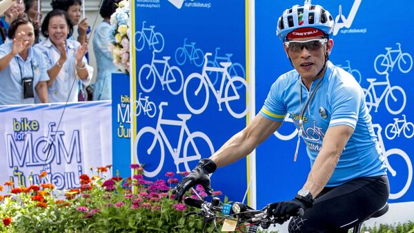 Принц Таиланда Маха Вачиралонгкорн на велосипеде в рамках Bike for Momв Бангкоке Принц Таиланда Маха Вачиралонгкорн на велосипеде в рамках Bike for Momв Бангкоке