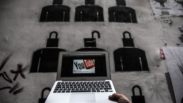 Логотип YouTube на экране ноутбука Логотип YouTube на экране ноутбука