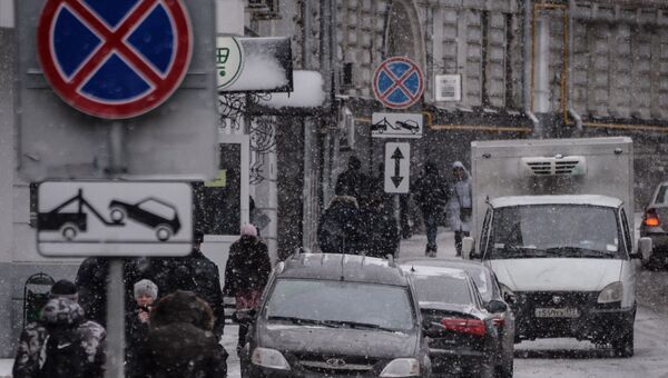 Автомобили, припаркованные в зоне действия знака Остановка запрещена в Москве Автомобили, припаркованные в зоне действия знака Остановка запрещена в Москве