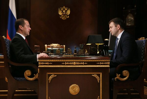 Председатель правительства РФ Дмитрий Медведев и министр экономического развития РФ Максим Орешкин во время встречи в подмосковной резиденции Горки. 30 ноября 2016 Председатель правительства РФ Дмитрий Медведев и министр экономического развития РФ Максим Орешкин во время встречи в подмосковной резиденции Горки. 30 ноября 2016