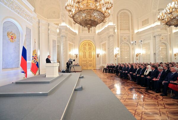 Президент РФ Владимир Путин выступает с ежегодным посланием Федеральному Собранию в Георгиевском зале Кремля. 1 декабря 2016 Президент РФ Владимир Путин выступает с ежегодным посланием Федеральному Собранию в Георгиевском зале Кремля. 1 декабря 2016