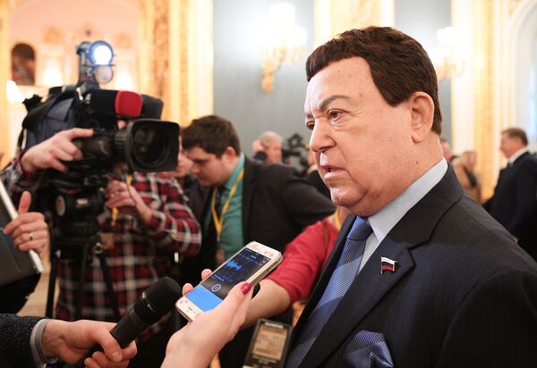 Первый заместитель председателя комитета Госдумы РФ по культуре, певец Иосиф Кобзон общается с журналистами перед началом ежегодного послания президента РФ Владимира Путина Федеральному Собранию в Кремле Первый заместитель председателя комитета Госдумы РФ по культуре, певец Иосиф Кобзон общается с журналистами перед началом ежегодного послания президента РФ Владимира Путина Федеральному Собранию в Кремле