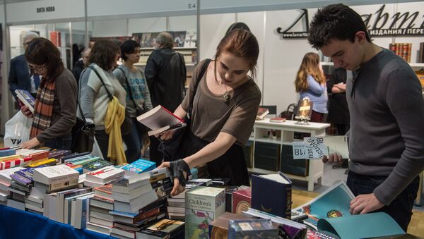Посетители на международной ярмарке интеллектуальной литературы non/fictio№18 в ЦДХ на Крымском валу в Москве Посетители на международной ярмарке интеллектуальной литературы non/fictio№18 в ЦДХ на Крымском валу в Москве