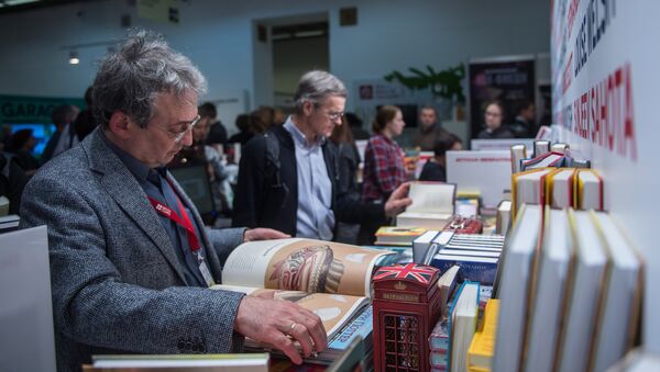 Посетители на международной ярмарке интеллектуальной литературы non/fictio№18 в ЦДХ на Крымском валу в Москве Посетители на международной ярмарке интеллектуальной литературы non/fictio№18 в ЦДХ на Крымском валу в Москве