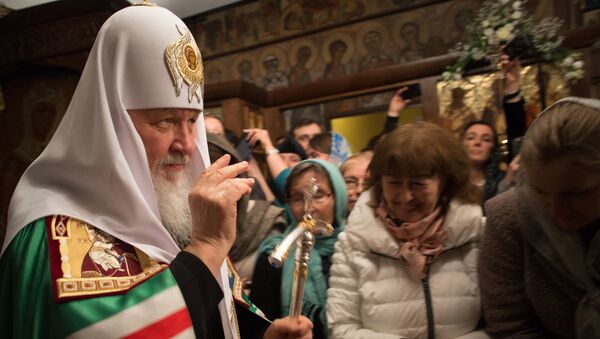 Патриарх Московский и всея Руси Кирилл во время утрени всенощного бдения в парижском храме Трех святителей, проходящей в рамках его визита во Францию Патриарх Московский и всея Руси Кирилл во время утрени всенощного бдения в парижском храме Трех святителей, проходящей в рамках его визита во Францию