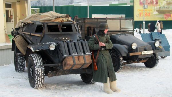 Участник военно-исторического фестиваля Главный рубеж, посвященного 75-летию битвы под Москвой, в музейно-мемориальном комплексе История танка Т-34 в Московской области Участник военно-исторического фестиваля Главный рубеж, посвященного 75-летию битвы под Москвой, в музейно-мемориальном комплексе История танка Т-34 в Московской области