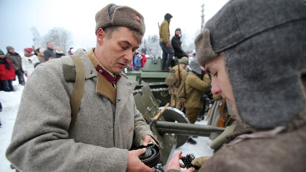 Участники военно-исторического фестиваля Главный рубеж, посвященного 75-летию битвы под Москвой, в музейно-мемориальном комплексе История танка Т-34 в Московской области Участники военно-исторического фестиваля Главный рубеж, посвященного 75-летию битвы под Москвой, в музейно-мемориальном комплексе История танка Т-34 в Московской области