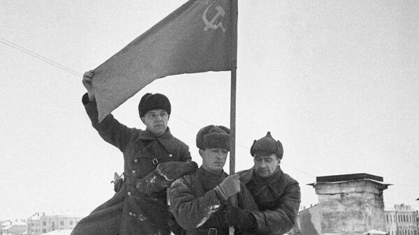 Солдаты водружают советское знамя в городе Калинин. Декабрь 1941 года Солдаты водружают советское знамя в городе Калинин. Декабрь 1941 года