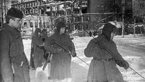 Саперы I гвардейской мотострелковой дивизии на территории прядильно-ткацкой фабрики в Наро-Фоминске. 27 декабря 1941 года Саперы I гвардейской мотострелковой дивизии на территории прядильно-ткацкой фабрики в Наро-Фоминске. 27 декабря 1941 года