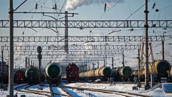 Цистерны с нефтепродуктами на станции Комбинатская Западно-Сибирской железной дороги Цистерны с нефтепродуктами на станции Комбинатская Западно-Сибирской железной дороги