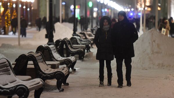 Прохожие в Москве после снегопада Прохожие в Москве после снегопада