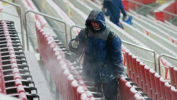 Уборка снега на стадионе Открытие Арена перед началом матча 17-го тура чемпионата России по футболу среди клубов Премьер-лиги между ФК Рубин и ФК Спартак Уборка снега на стадионе Открытие Арена перед началом матча 17-го тура чемпионата России по футболу среди клубов Премьер-лиги между ФК Рубин и ФК Спартак