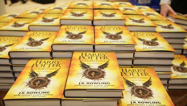 Книга Гарри Поттер и Проклятое дитя. Архивное фото Книга Гарри Поттер и Проклятое дитя. Архивное фото