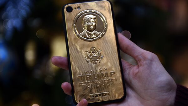 Смартфон c барельефом Дональда Трампа, выпущенный в честь его победы на президентских выборах США Смартфон c барельефом Дональда Трампа, выпущенный в честь его победы на президентских выборах США