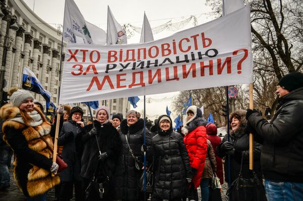 Участники акции профсоюзов за повышение социальных стандартов и снижение тарифов в Киеве. 8 декабря 2016 Участники акции профсоюзов за повышение социальных стандартов и снижение тарифов в Киеве. 8 декабря 2016