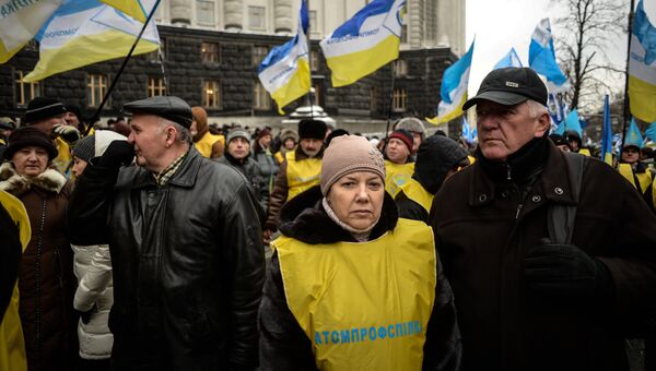 Участники акции профсоюзов за повышение социальных стандартов и снижение тарифов в Киеве Участники акции профсоюзов за повышение социальных стандартов и снижение тарифов в Киеве