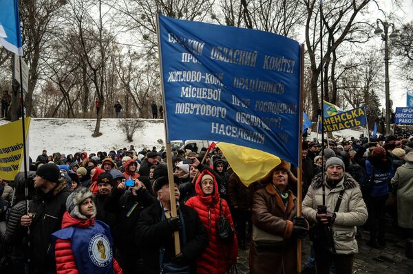 Участники акции профсоюзов за повышение социальных стандартов и снижение тарифов в Киеве. 8 декабря 2016 Участники акции профсоюзов за повышение социальных стандартов и снижение тарифов в Киеве. 8 декабря 2016