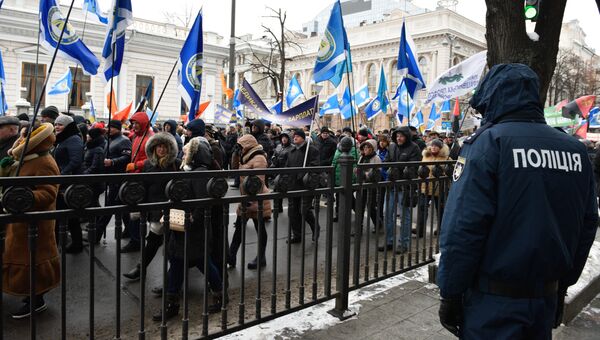 Участники акции профсоюзов за повышение социальных стандартов и снижение тарифов в Киеве. 8 декабря 2016 Участники акции профсоюзов за повышение социальных стандартов и снижение тарифов в Киеве. 8 декабря 2016
