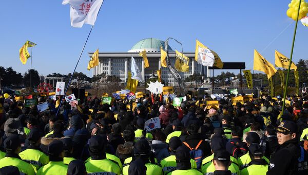 Митинг возле здания Национального собрания в Сеуле, Южная Корея Митинг возле здания Национального собрания в Сеуле, Южная Корея