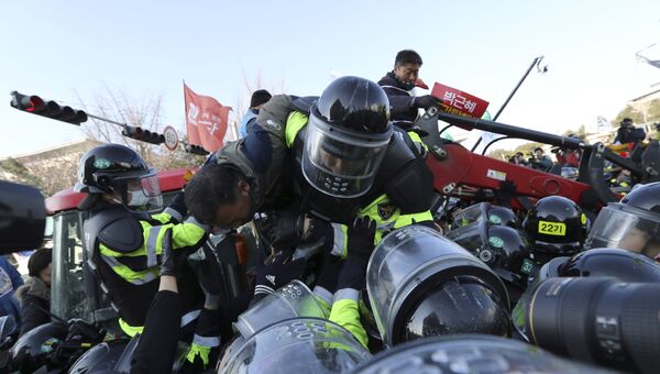 Митинг возле здания Национального собрания в Сеуле, Южная Корея Митинг возле здания Национального собрания в Сеуле, Южная Корея