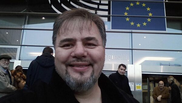Руслан Коцаба около здания Европарламента. Декабрь 2016 года Руслан Коцаба около здания Европарламента. Декабрь 2016 года