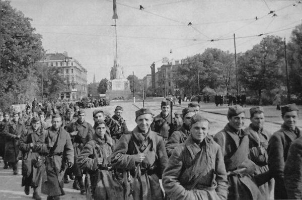 Бойцы 130-го Латышского стрелкового корпуса Красной Армии в освобожденной Риге. 15 октября 1944 года Бойцы 130-го Латышского стрелкового корпуса Красной Армии в освобожденной Риге. 15 октября 1944 года